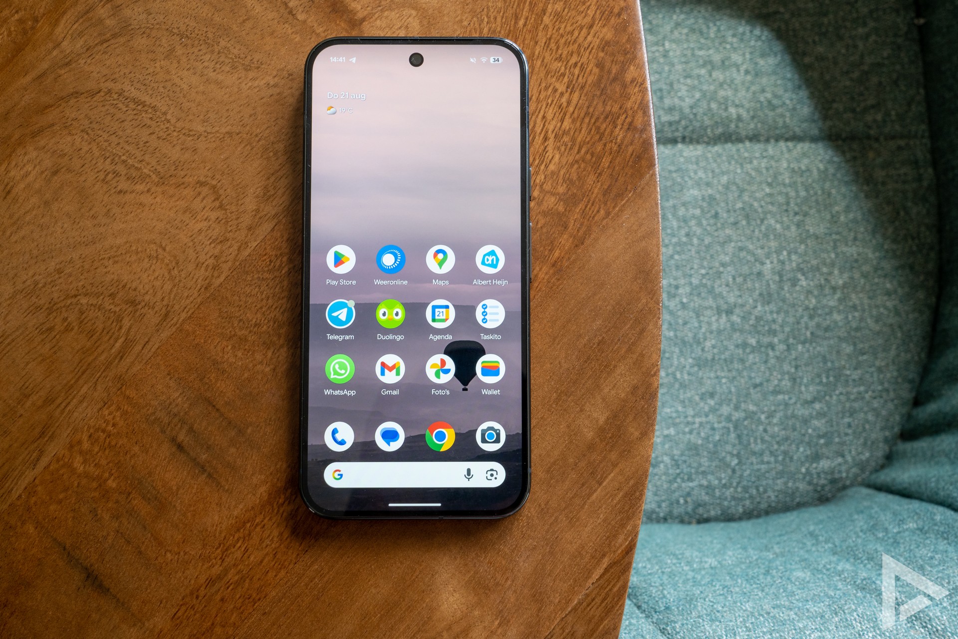 Google Pixel 10 Pro XL display