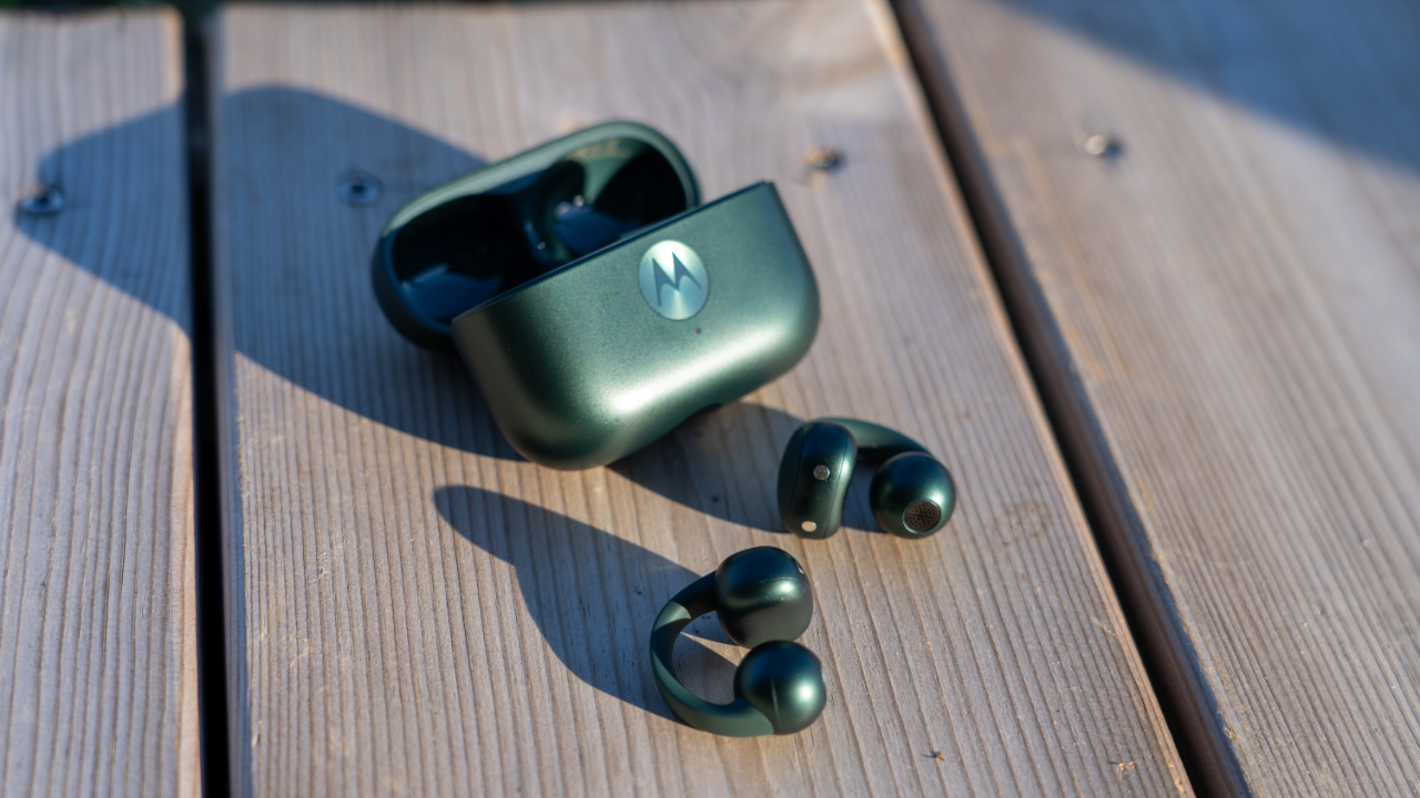 Moto Buds Loop header