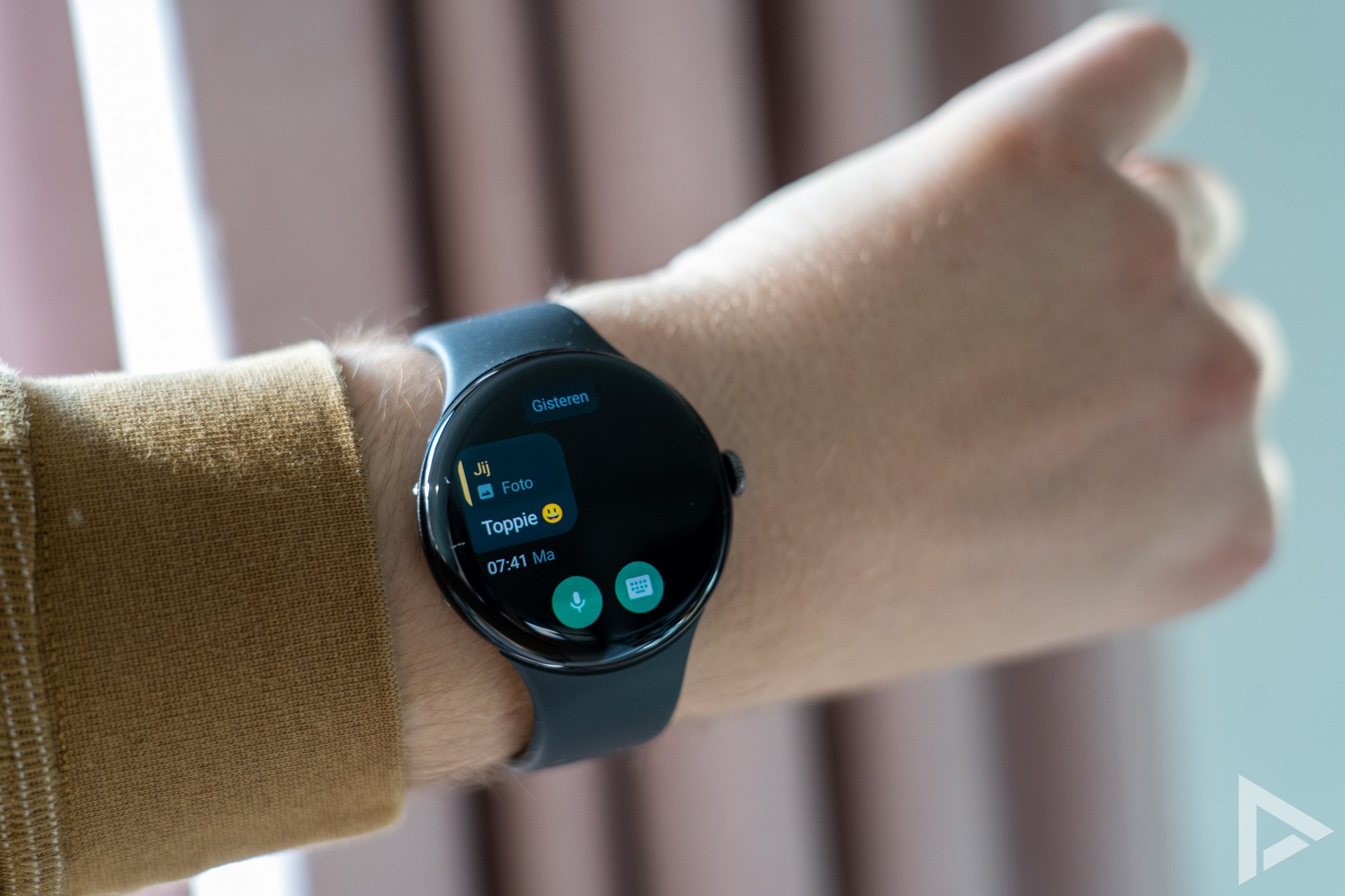 Google Pixel Watch 4 WhatsApp