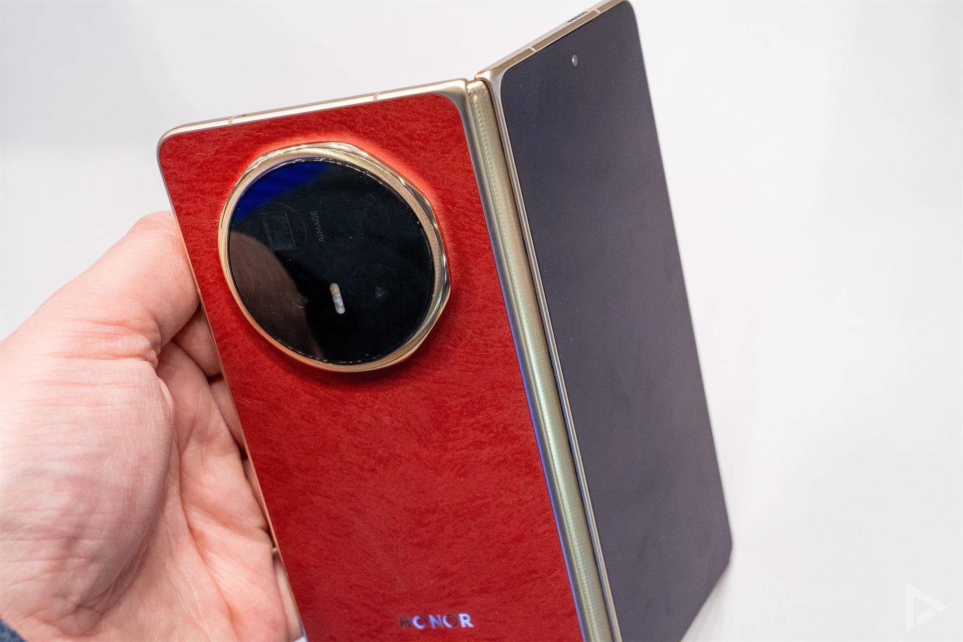 Honor Magic V6 rood suede