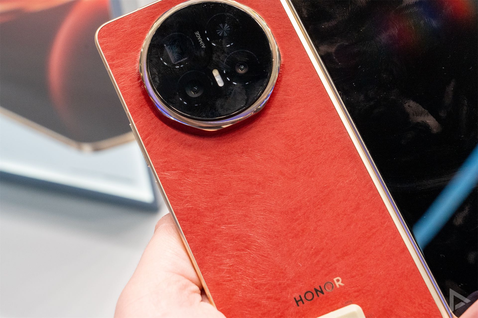 Honor Magic V6 rood suede