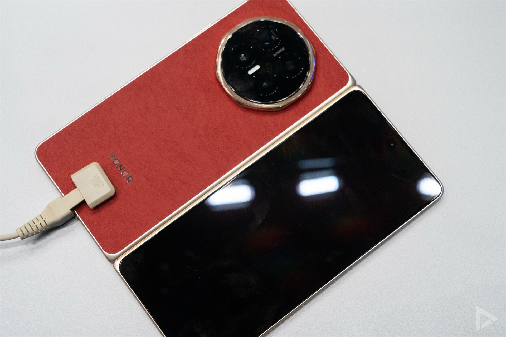 Honor Magic V6 rood suede