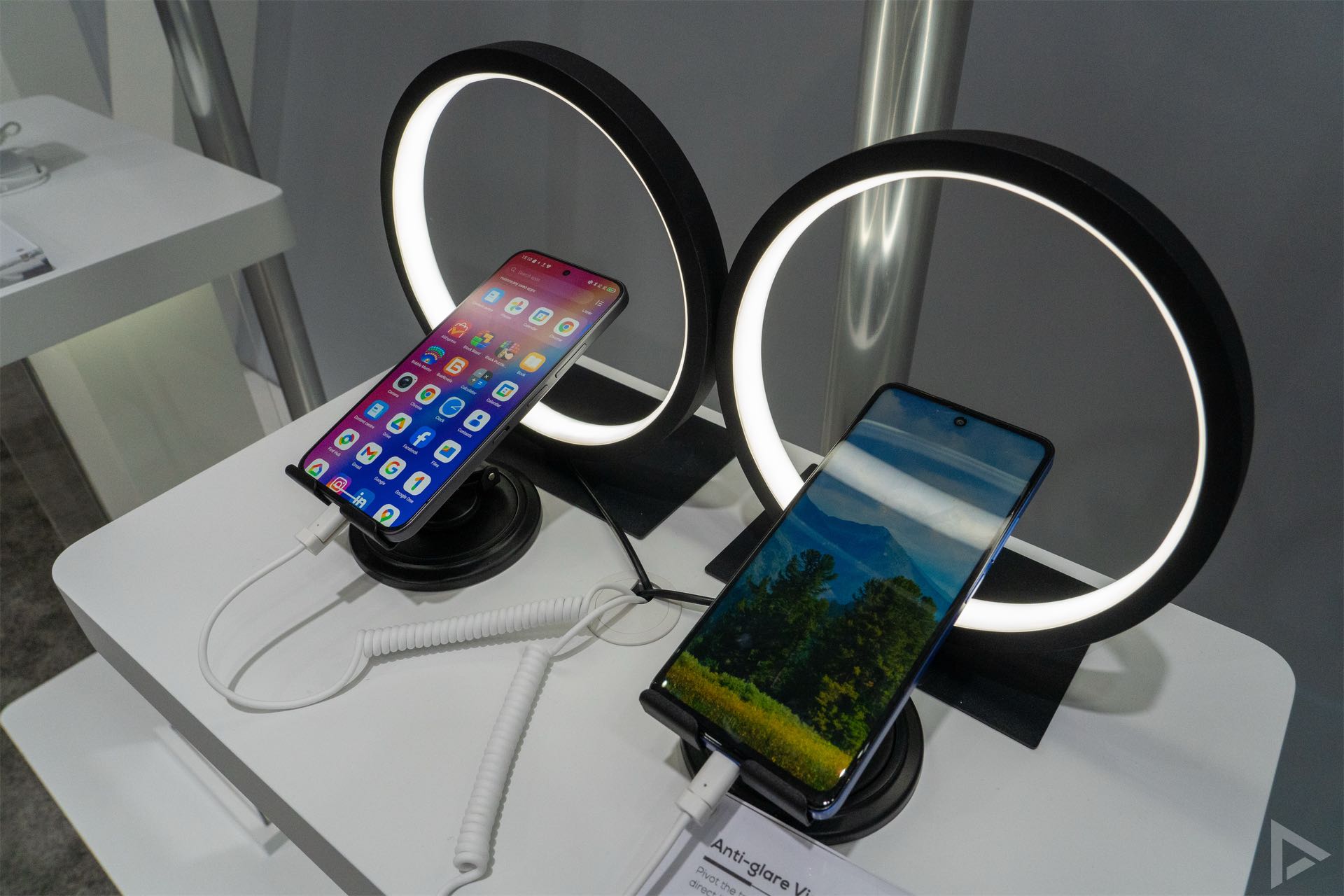 TCL NXTPAPER AMOLED glinstering