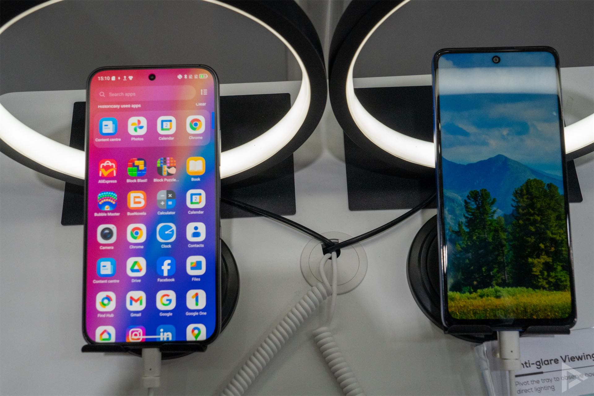 TCL NXTPAPER AMOLED glinstering